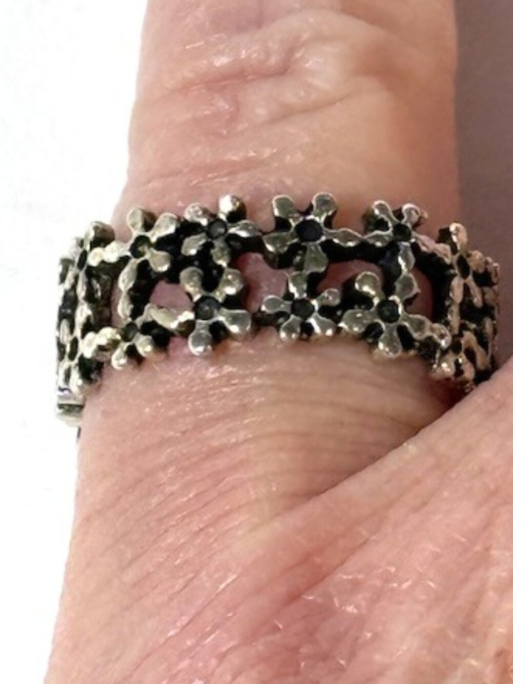 Silver and interlocking flower ring.